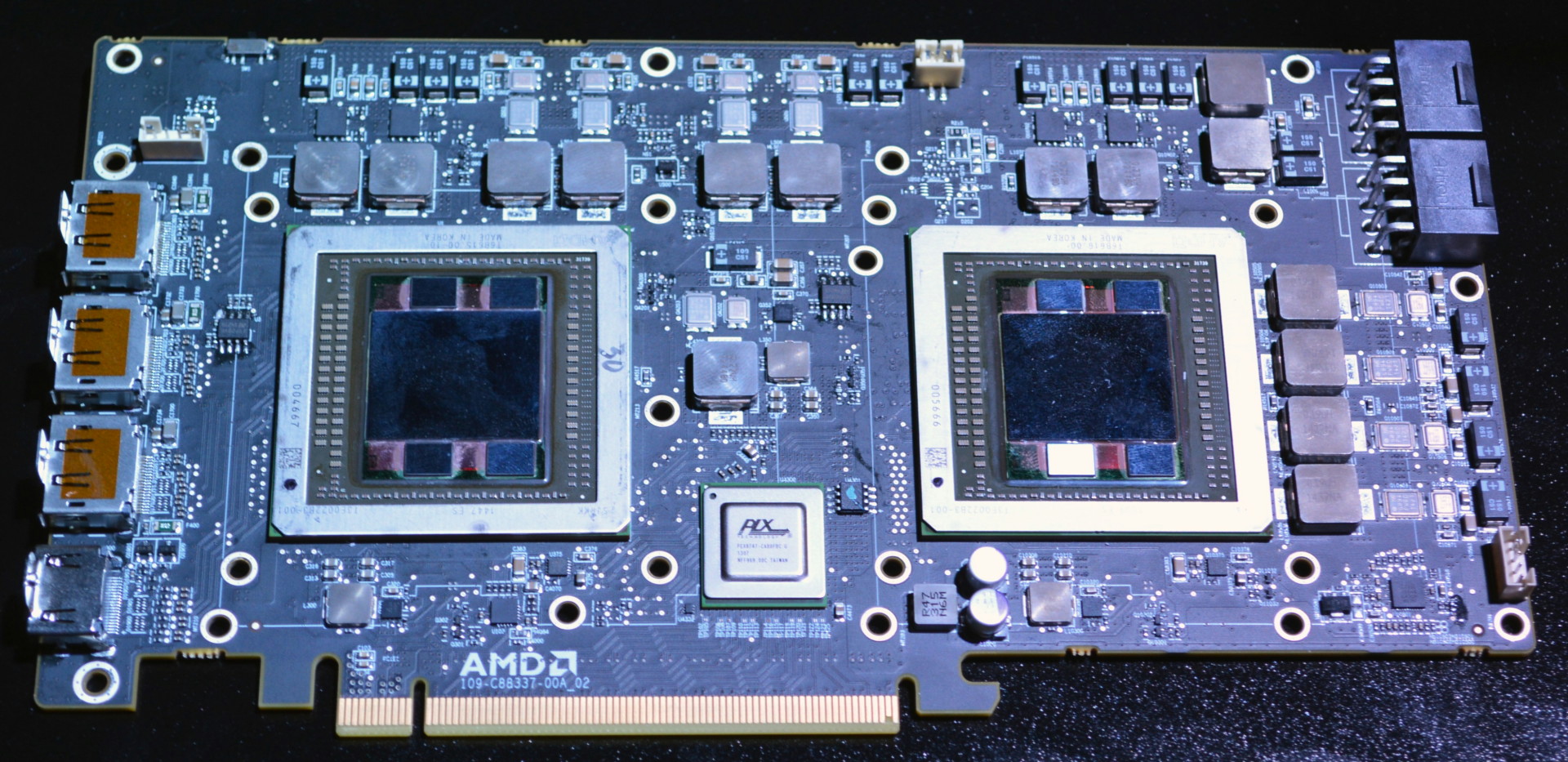 Immagine pubblicata in relazione al seguente contenuto: AMD rimanda ufficialmente il lancio della video card dual-gpu Gemini | Nome immagine: news23538_AMD-Fiji-dual-gpu-Gemini_1.jpg