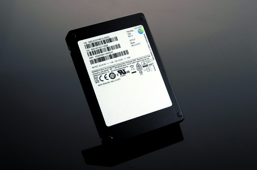 Immagine pubblicata in relazione al seguente contenuto: Samsung annuncia PM1633a, il drive SSD pi capiente al mondo (oltre 15TB) | Nome immagine: news23893_Samsung-SSD-PM1633a_1.jpg