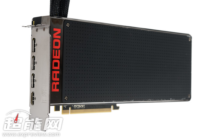 Immagine pubblicata in relazione al seguente contenuto: Fotogallery della video card AMD Radeon Pro Duo prodotta da XFX | Nome immagine: news24169_XFX-AMD-Radeon-Pro-Duo-Foto_3.jpg
