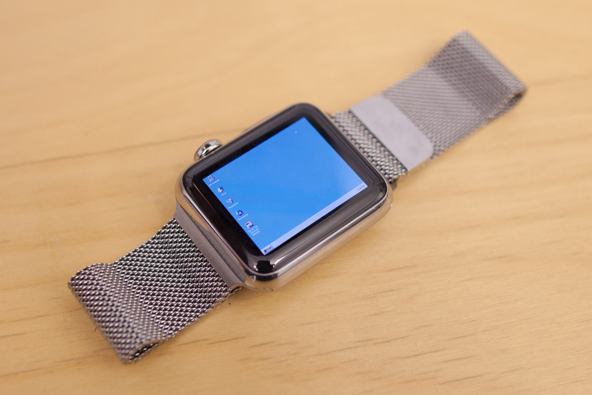 Immagine pubblicata in relazione al seguente contenuto: Uno sviluppatore installa Microsoft Windows 95 su un Apple Watch | Nome immagine: news24195_Apple-Watch-Windows-95_1.jpeg