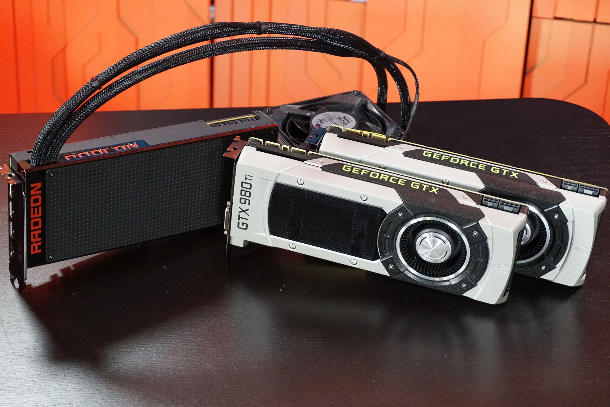 Immagine pubblicata in relazione al seguente contenuto: Radeon Pro Duo vs Radeon R9 Nano CrossFire vs GeForce GTX 980 Ti SLI | Nome immagine: news24199_Radeon-Pro-Duo-vs-GeForce-GTX-980-Ti_1.jpg