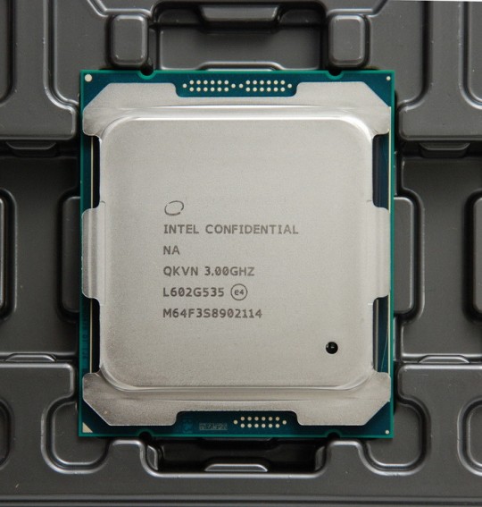 Immagine pubblicata in relazione al seguente contenuto: Venduto su Ebay per $1.950 un sample della CPU a 10 core Core i7-6950X | Nome immagine: news24206_Core-i7-6950X_2.jpg