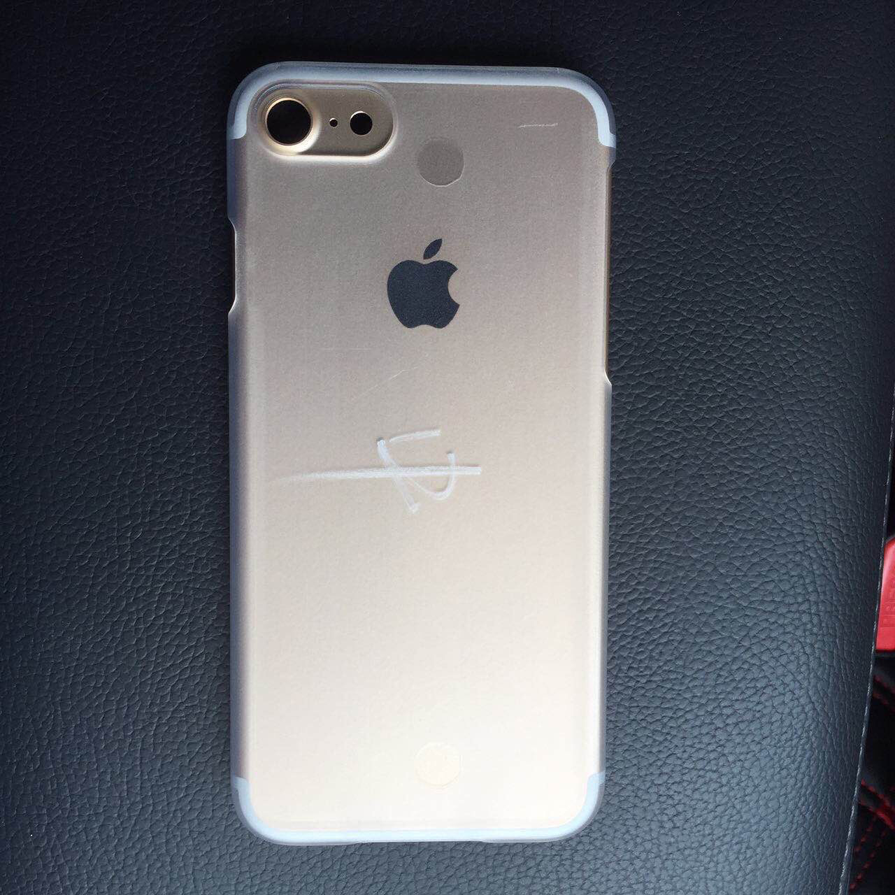 Immagine pubblicata in relazione al seguente contenuto: Una foto conferma l'assenza del jack audio per le cuffie dagli iPhone 7 | Nome immagine: news24537_Apple-iPhone-7-Chassis_2.jpg