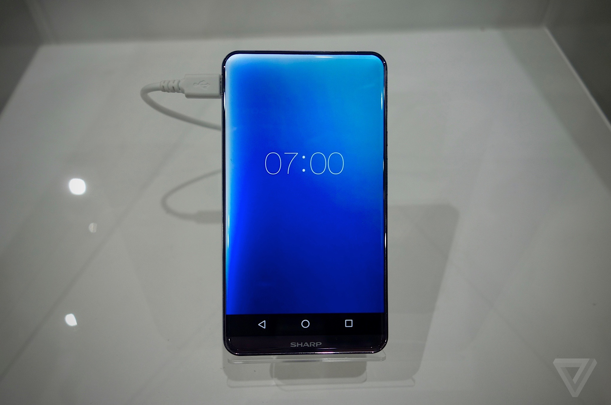 Immagine pubblicata in relazione al seguente contenuto: Sharp mostra uno smartphone con schermi senza bordi e angoli arrotondati | Nome immagine: news25047_Free-Form-Display-smartphone_3.jpg