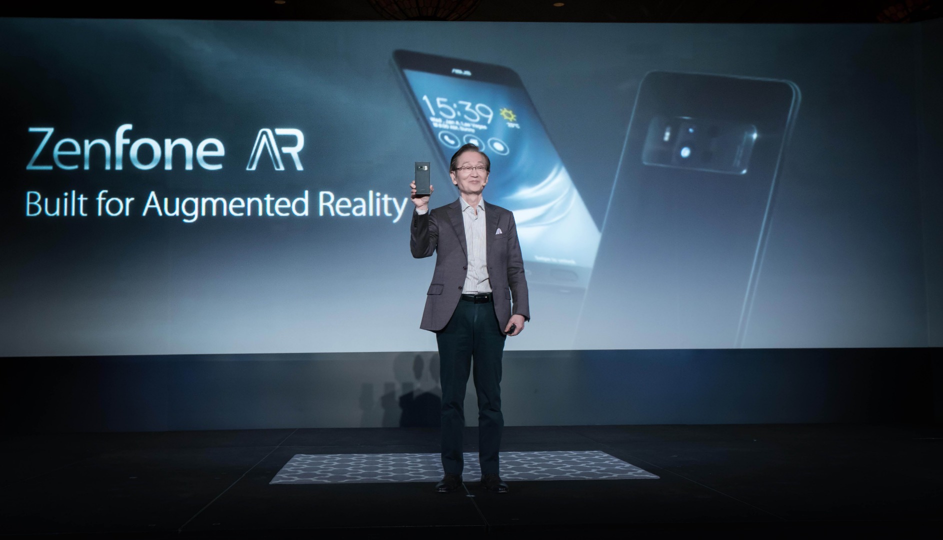 Immagine pubblicata in relazione al seguente contenuto: ASUS presenta lo smartphone ZenFone AR con SoC Qualcomm Snapdragon 821 | Nome immagine: news25587_ASUS-ZenFone-AR_1.jpg