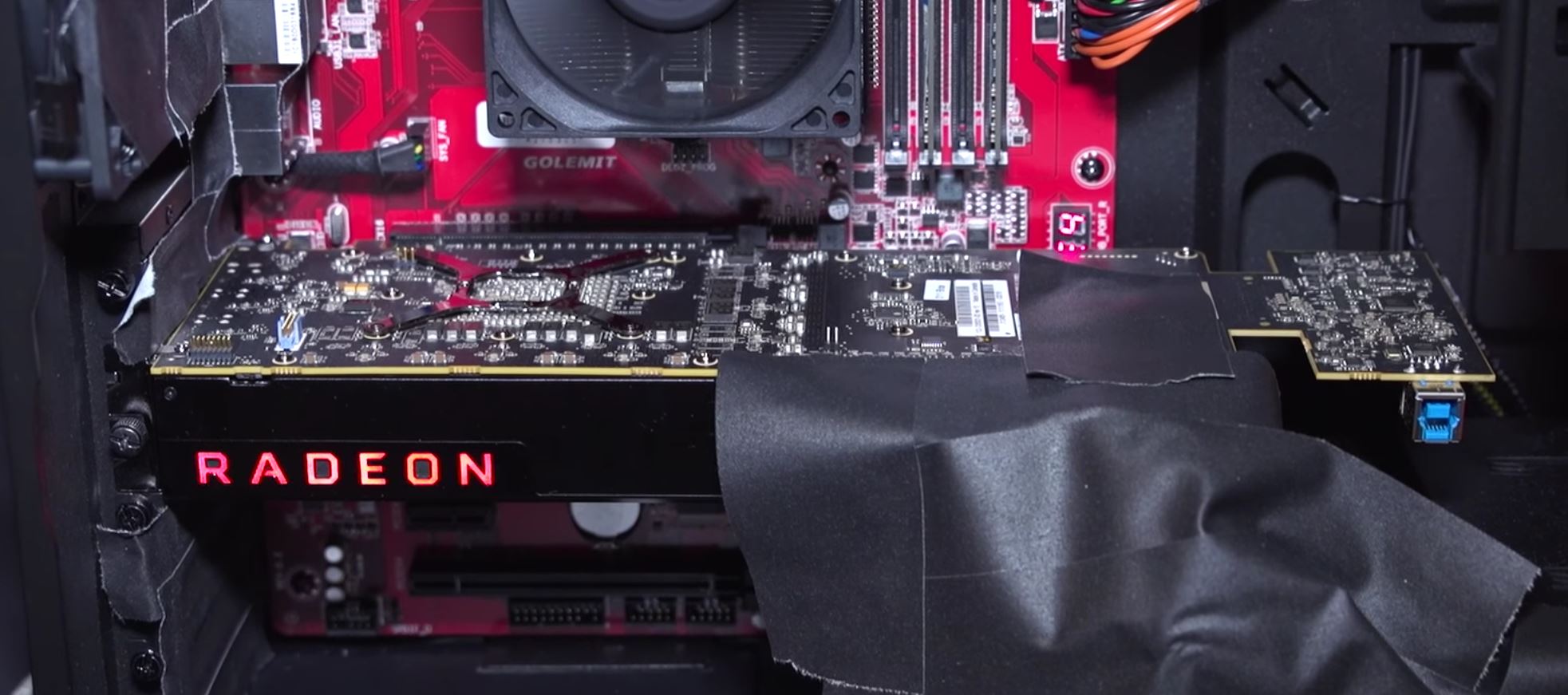 Immagine pubblicata in relazione al seguente contenuto: AMD mostra un prototipo di una Radeon con una GPU Vega | Nome immagine: news25603_AMD-Prototipo-Vega_1.jpg