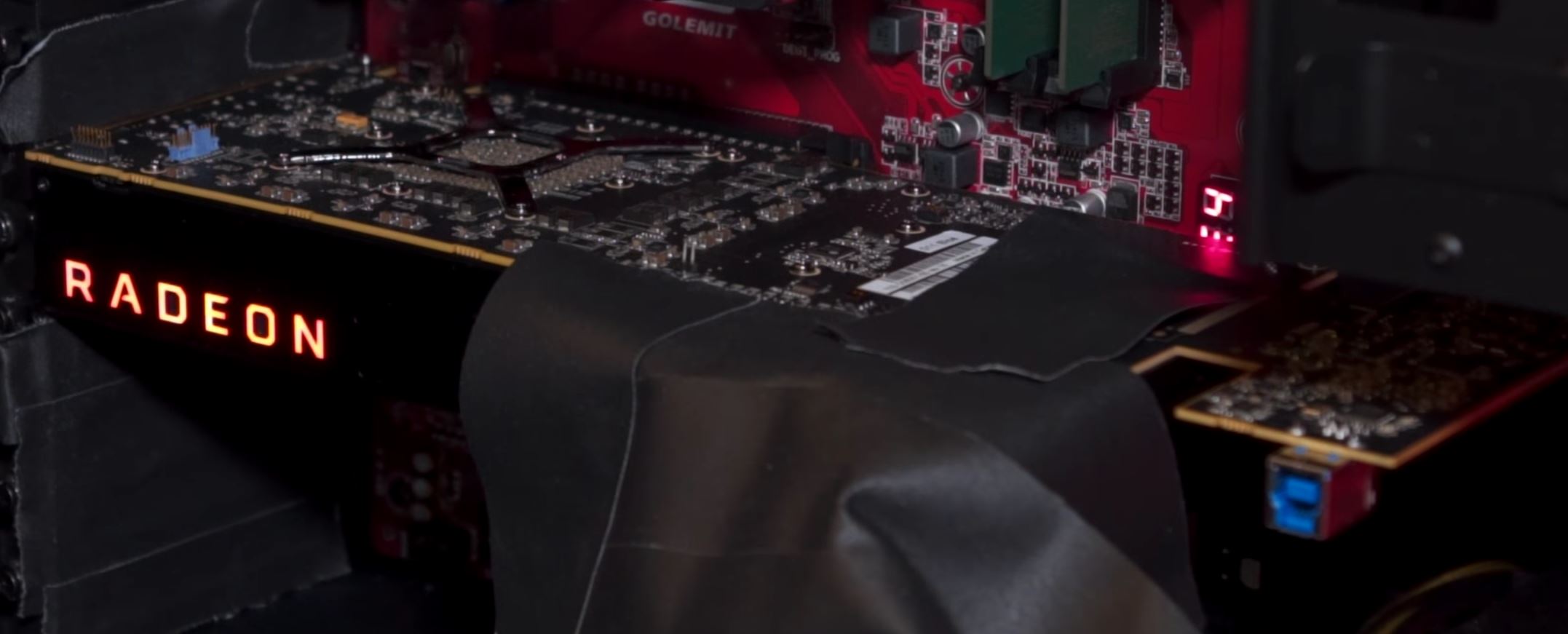 Immagine pubblicata in relazione al seguente contenuto: AMD mostra un prototipo di una Radeon con una GPU Vega | Nome immagine: news25603_AMD-Prototipo-Vega_2.jpg