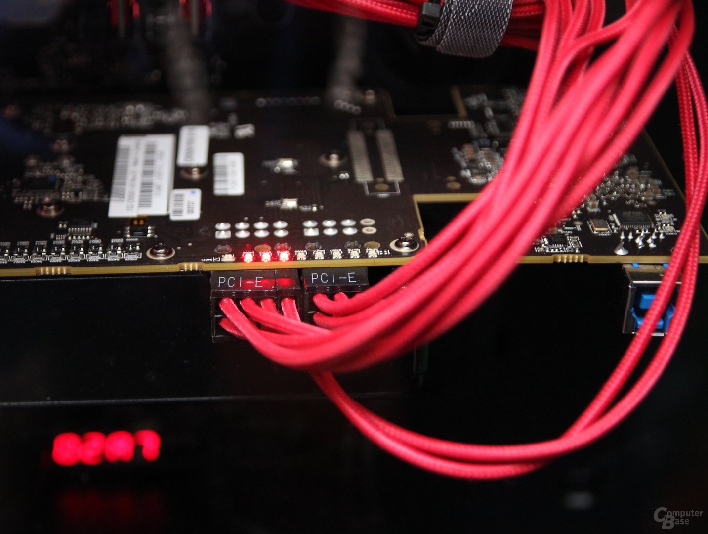 Immagine pubblicata in relazione al seguente contenuto: Foto di una video card AMD Radeon Vega abbianata a una CPU Ryzen 7 1800X | Nome immagine: news25874_AMD-Radeon-Vega_2.jpg