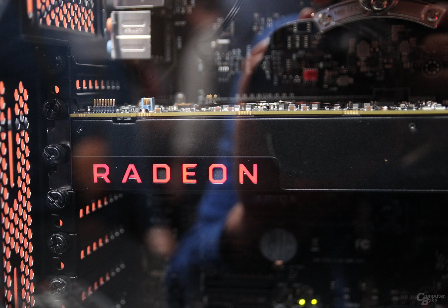 Immagine pubblicata in relazione al seguente contenuto: Foto di una video card AMD Radeon Vega abbianata a una CPU Ryzen 7 1800X | Nome immagine: news25874_AMD-Radeon-Vega_3.jpg