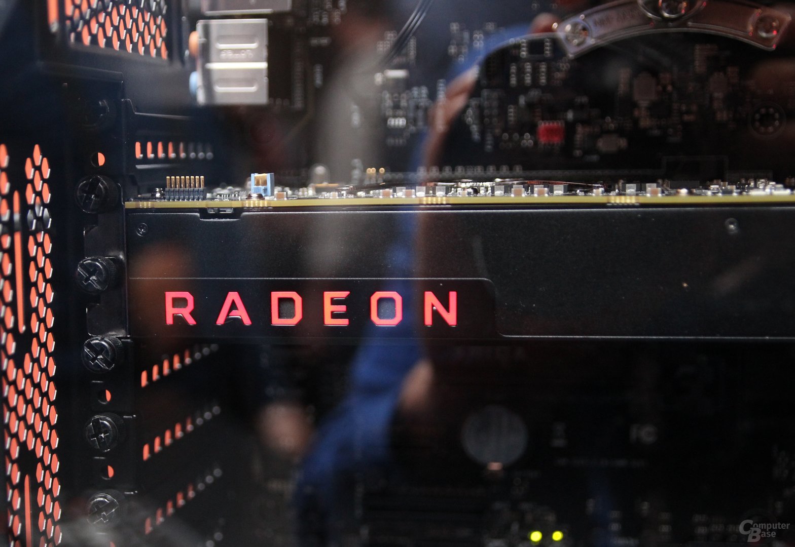 Risorsa grafica - foto, screenshot o immagine in genere - relativa ai contenuti pubblicati da amdzone.it | Nome immagine: news25874_AMD-Radeon-Vega_3.jpg