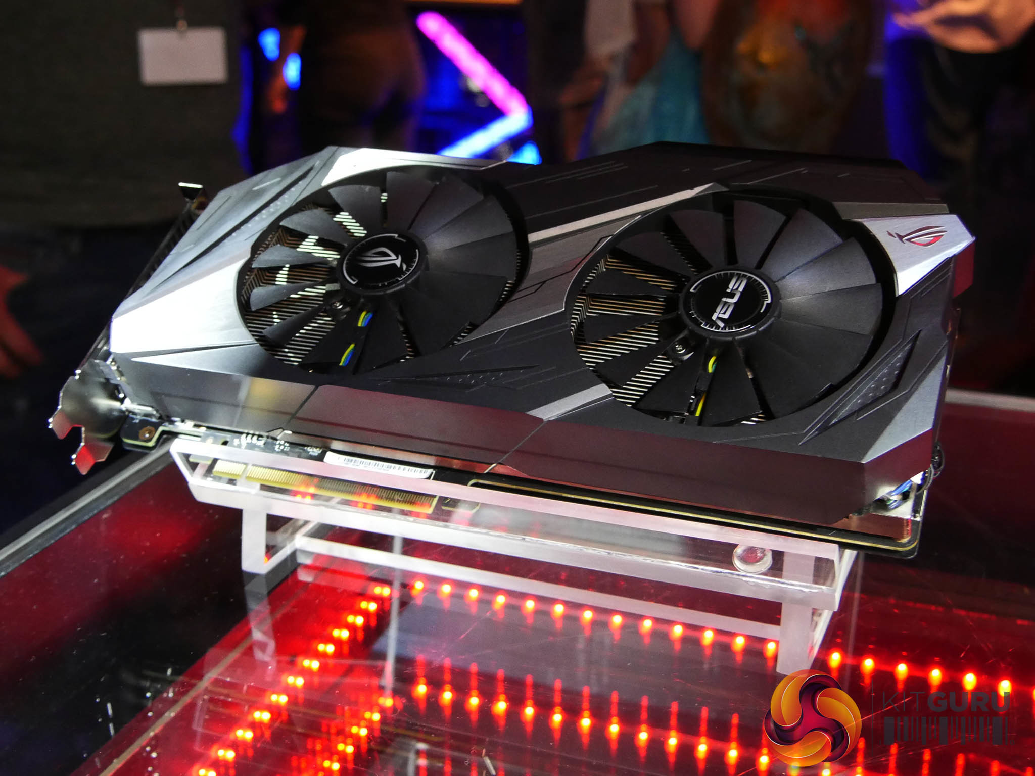 Immagine pubblicata in relazione al seguente contenuto: ASUS mostra la GeForce GTX 1080 Ti ROG Poseidon con cooler ibrido aria/liquido | Nome immagine: news26095_ASUS-GeForce-GTX-1080-Ti-ROG-Poseidon_2.jpg