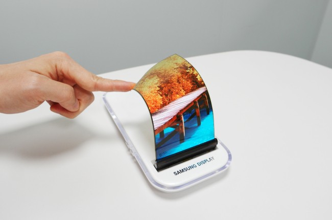 Immagine pubblicata in relazione al seguente contenuto: Accordo tra Apple e Samsung per la fornitura biennale di pannelli OLED curvi | Nome immagine: news26113_Samsung-Dislay-Apple-OLED_1.jpg