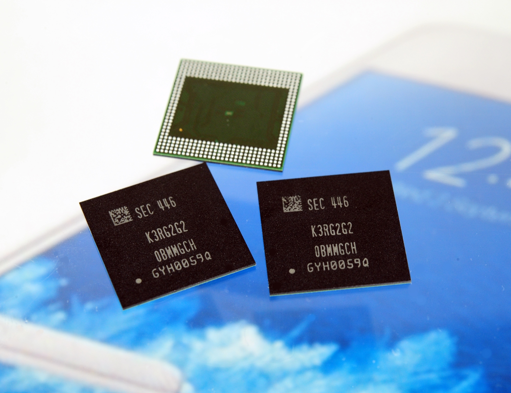Immagine pubblicata in relazione al seguente contenuto: I prezzi elevati dei chip di DRAM limitano la dotazione di RAM degli smartphone | Nome immagine: news26280_Samsung-DRAM-LPDDR4_1.jpg