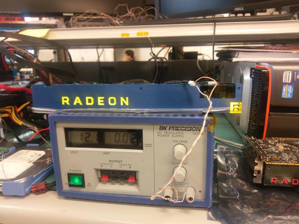 Immagine pubblicata in relazione al seguente contenuto: AMD pubblica una foto di una video card Radeon Vega Frontier Edition | Nome immagine: news26363_Radeon-Vega-Frontier-Edition_1.jpg