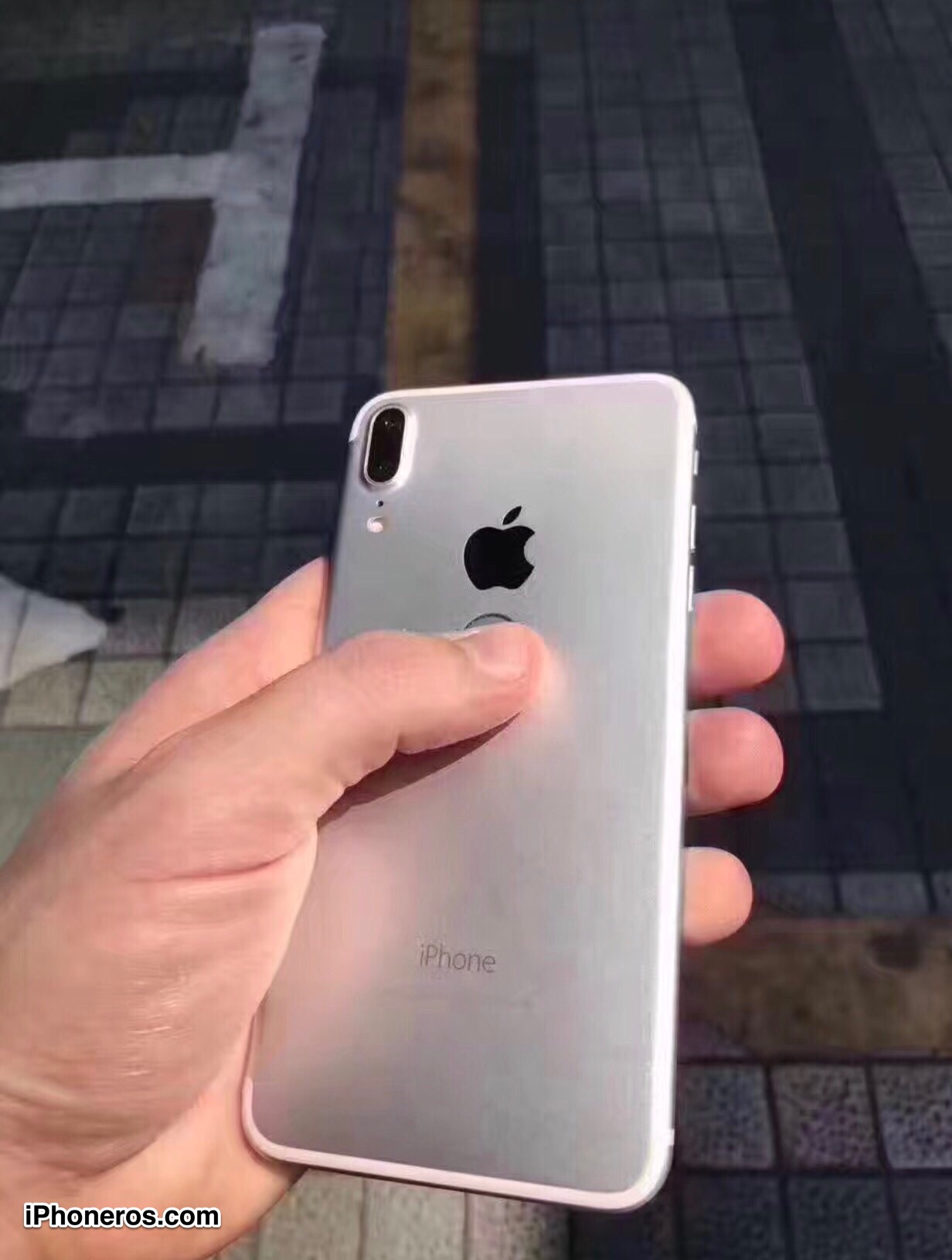 Immagine pubblicata in relazione al seguente contenuto: Una photogallery leaked potrebbe svelare in anteprima il nuovo iPhone 8 | Nome immagine: news26457_iPhone-8-Leak_2.jpg