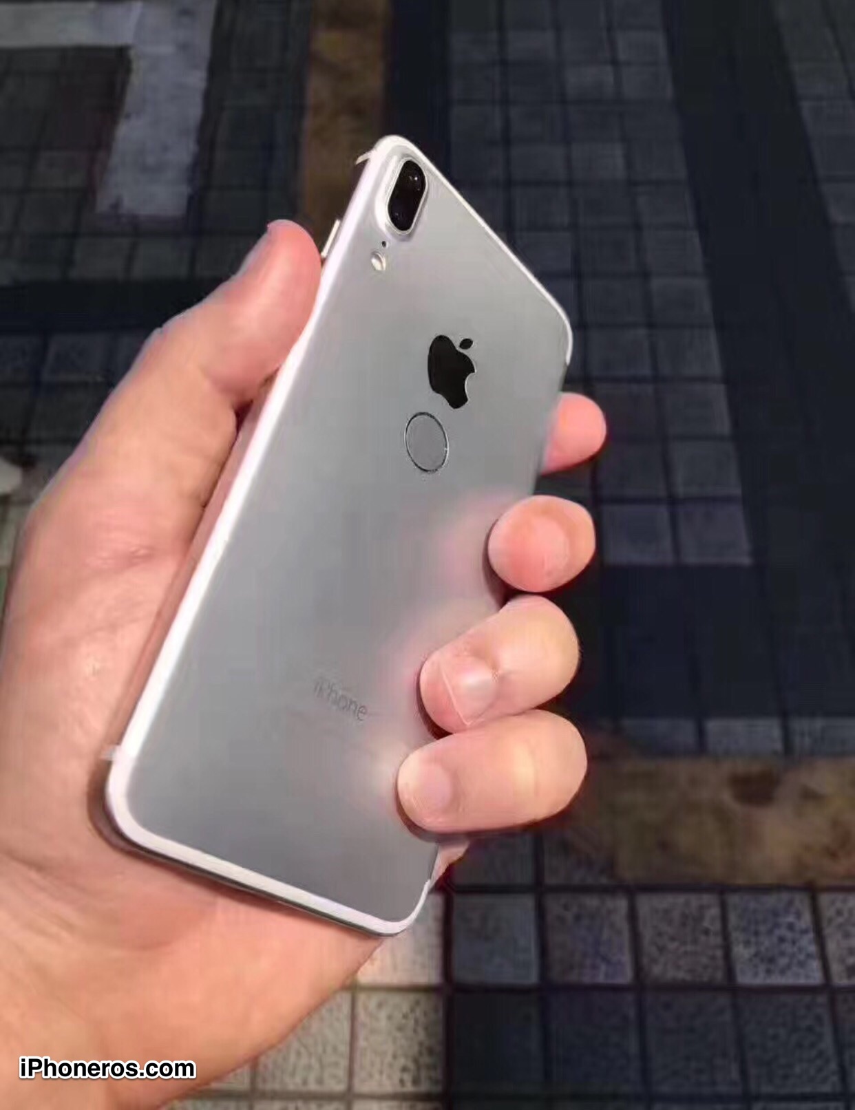 Immagine pubblicata in relazione al seguente contenuto: Una photogallery leaked potrebbe svelare in anteprima il nuovo iPhone 8 | Nome immagine: news26457_iPhone-8-Leak_4.jpg