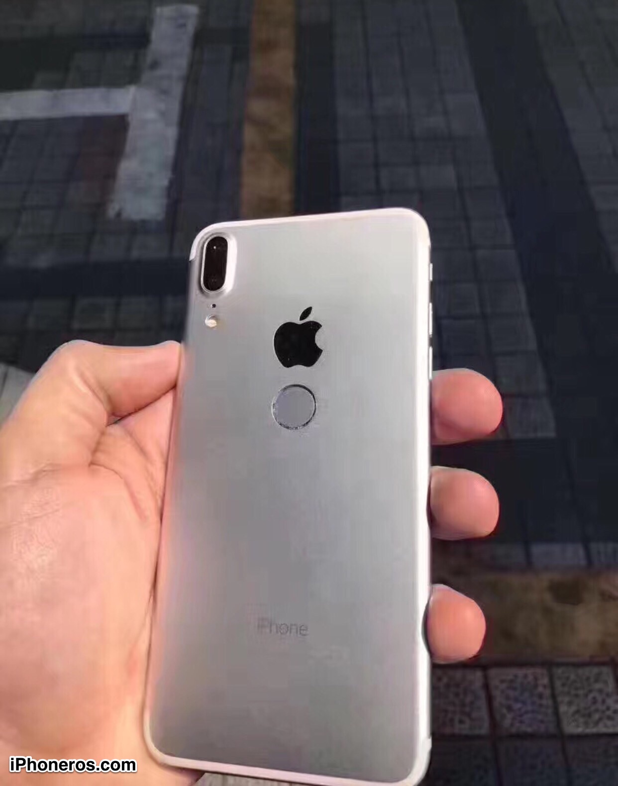 Immagine pubblicata in relazione al seguente contenuto: Una photogallery leaked potrebbe svelare in anteprima il nuovo iPhone 8 | Nome immagine: news26457_iPhone-8-Leak_5.jpg