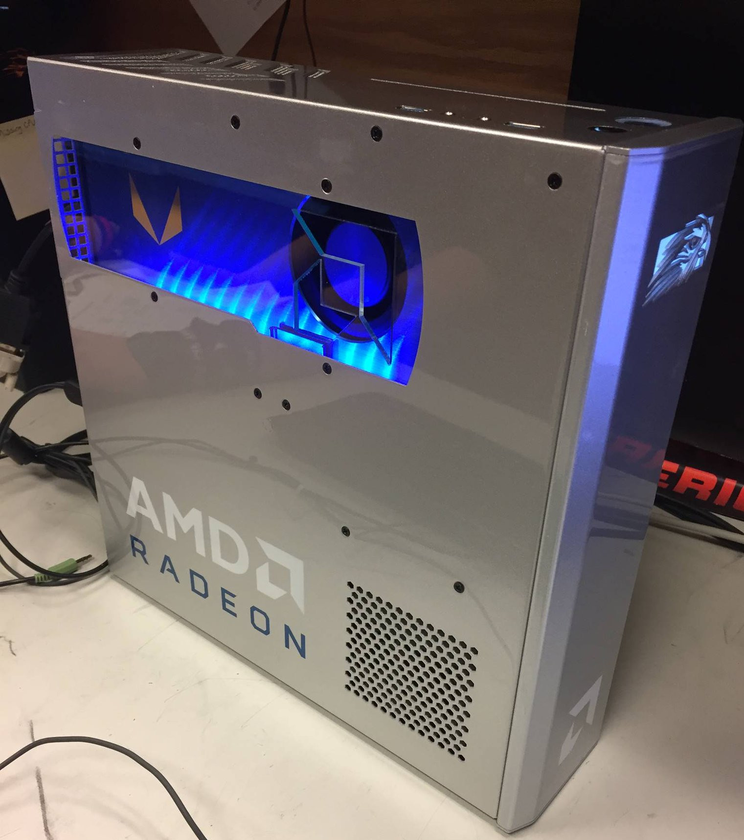 Immagine pubblicata in relazione al seguente contenuto: Falcon Northwest mostra in anteprima un PC con Radeon Pro Vega Frontier Edition | Nome immagine: news26587_Falcon-Northwest-Tiki-Radeon-Pro-Vega-Frontier-Edition_1.jpg