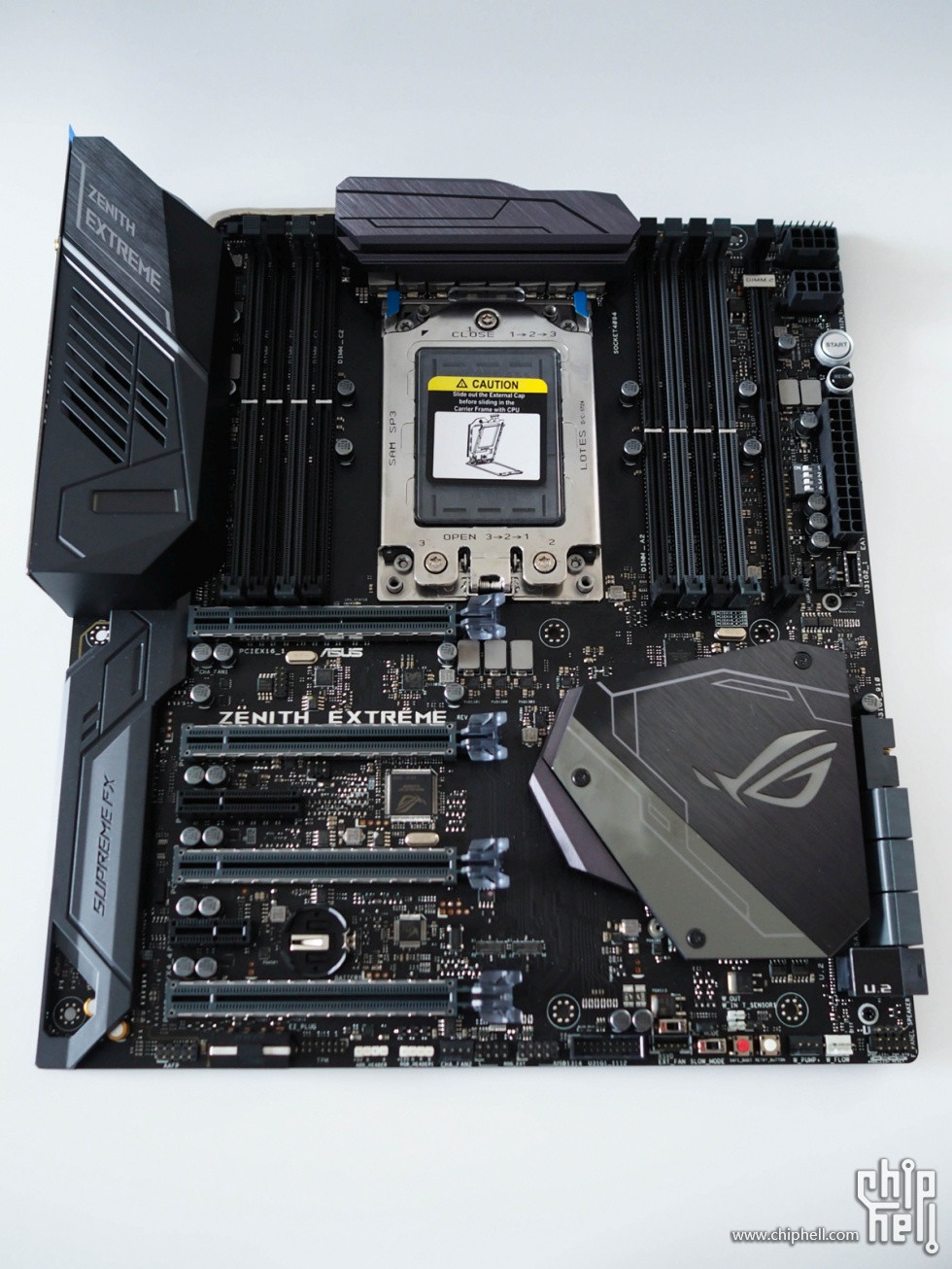 Immagine pubblicata in relazione al seguente contenuto: Foto e specifiche della motherboard ASUS ROG Zenith Extreme X399 | Nome immagine: news26731_ROG-Zenith-Extreme-X399_1.jpg