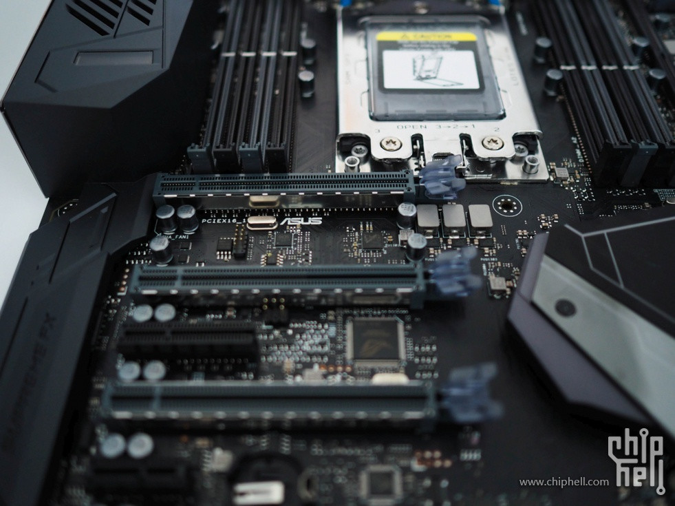 Immagine pubblicata in relazione al seguente contenuto: Foto e specifiche della motherboard ASUS ROG Zenith Extreme X399 | Nome immagine: news26731_ROG-Zenith-Extreme-X399_2.jpg