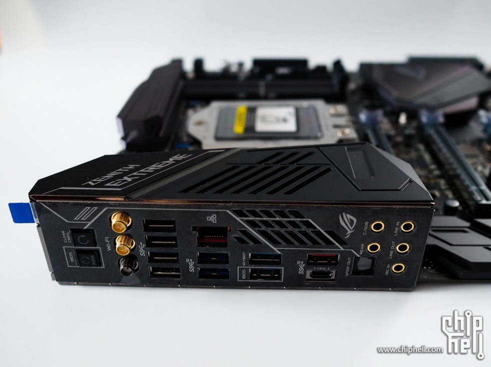 Immagine pubblicata in relazione al seguente contenuto: Foto e specifiche della motherboard ASUS ROG Zenith Extreme X399 | Nome immagine: news26731_ROG-Zenith-Extreme-X399_3.jpg