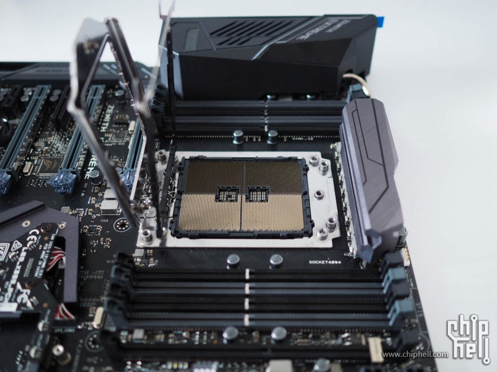 Immagine pubblicata in relazione al seguente contenuto: Foto e specifiche della motherboard ASUS ROG Zenith Extreme X399 | Nome immagine: news26731_ROG-Zenith-Extreme-X399_4.jpg