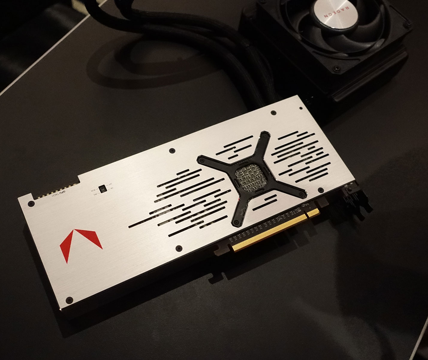 Immagine pubblicata in relazione al seguente contenuto: Photogallery della Radeon RX Vega e della Radeon RX Vega Watercooled Edition | Nome immagine: news26764_AMD-Radeon-RX-Vega_11.jpg