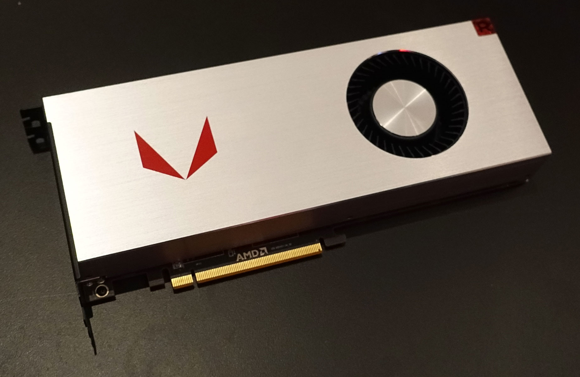 Immagine pubblicata in relazione al seguente contenuto: Photogallery della Radeon RX Vega e della Radeon RX Vega Watercooled Edition | Nome immagine: news26764_AMD-Radeon-RX-Vega_3.jpg