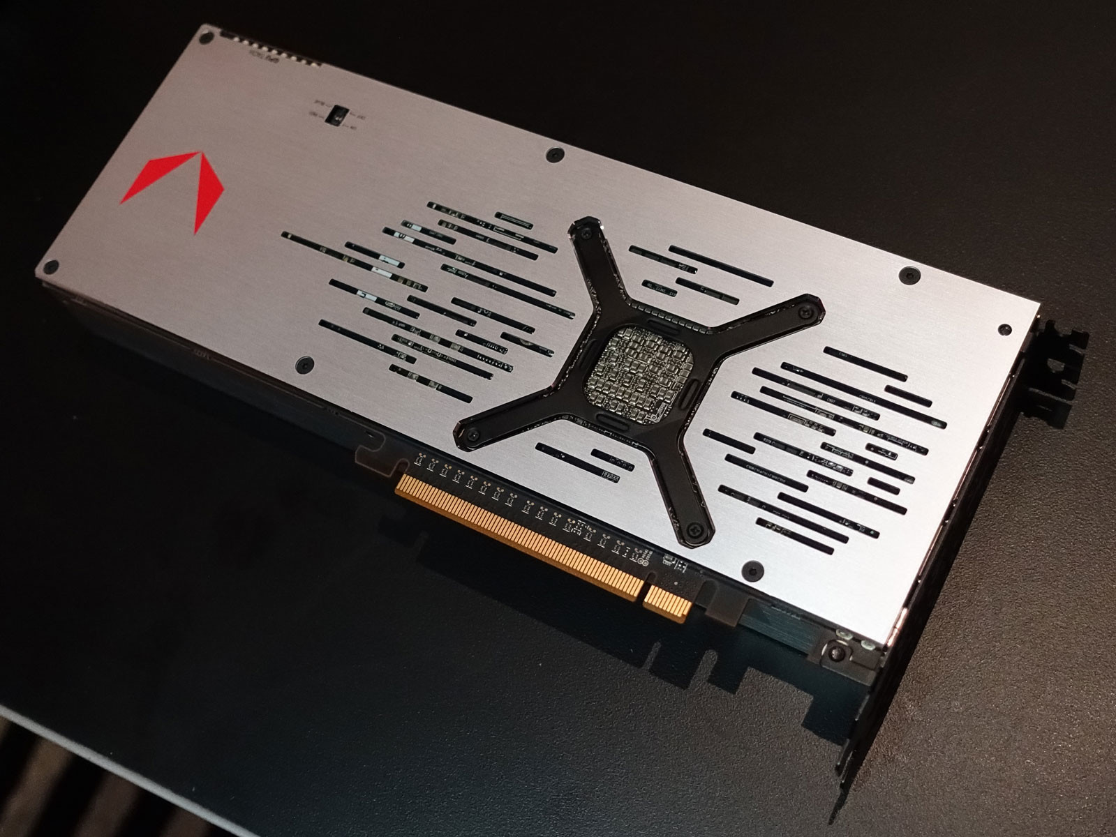 Immagine pubblicata in relazione al seguente contenuto: Photogallery della Radeon RX Vega e della Radeon RX Vega Watercooled Edition | Nome immagine: news26764_AMD-Radeon-RX-Vega_8.jpg