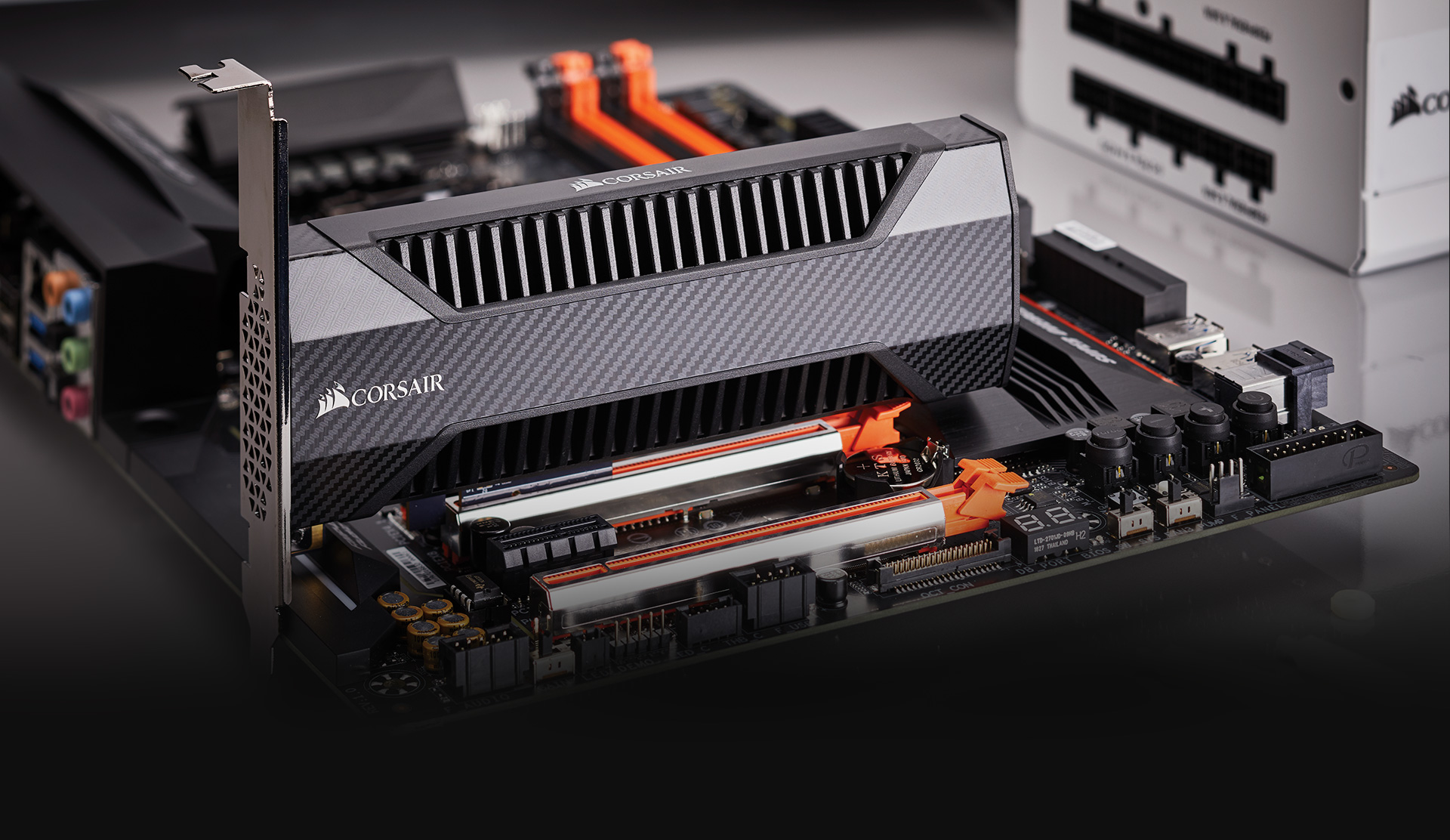 Immagine pubblicata in relazione al seguente contenuto: CORSAIR lancia la linea di SSD NVMe PCI-Express 3.0 x4 Neutron NX500 | Nome immagine: news26842_Corsair-Neutron-NX500_3.jpg