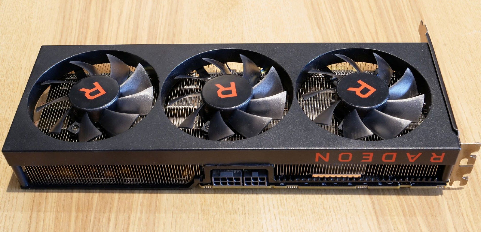 Immagine pubblicata in relazione al seguente contenuto: Foto di un prototipo della Radeon RX Vega 56 con cooler a tre ventole | Nome immagine: news26849_Sample-Engineering-Radeon-RX-Vega-56_2.jpg