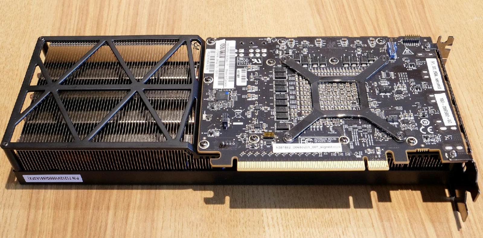 Immagine pubblicata in relazione al seguente contenuto: Foto di un prototipo della Radeon RX Vega 56 con cooler a tre ventole | Nome immagine: news26849_Sample-Engineering-Radeon-RX-Vega-56_3.jpg