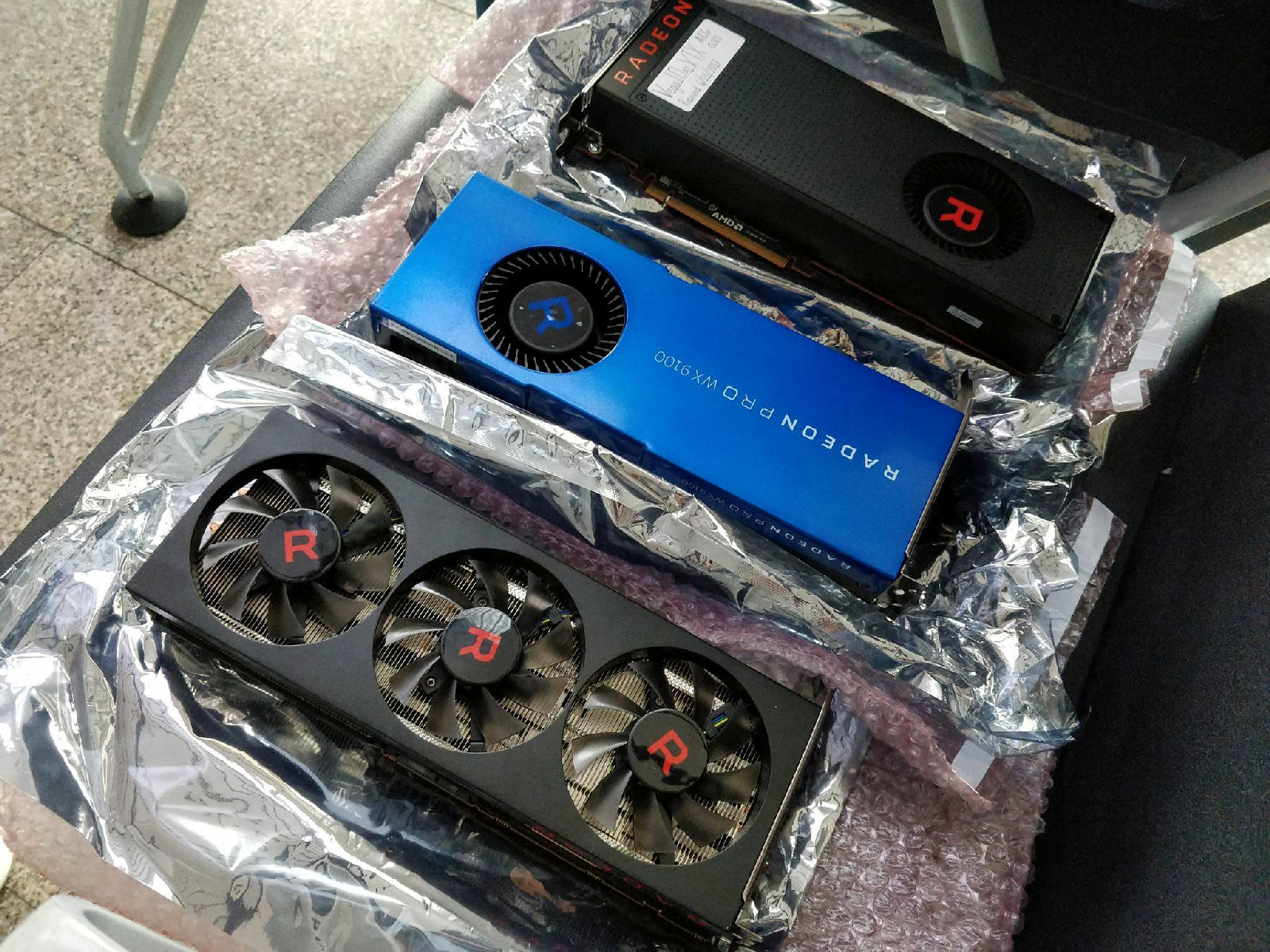 Immagine pubblicata in relazione al seguente contenuto: Foto di un prototipo della Radeon RX Vega 56 con cooler a tre ventole | Nome immagine: news26849_Sample-Engineering-Radeon-RX-Vega-56_4.jpg