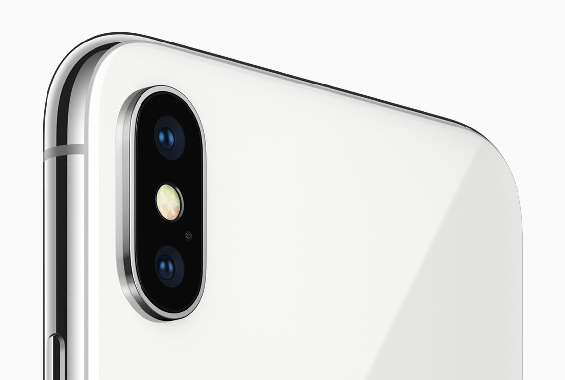 Immagine pubblicata in relazione al seguente contenuto: <b>Apple ci porta nel futuro annunciando lo smartphone flag-ship iPhone X</b> | Nome immagine: news27022_Apple-iPhone-X_4.jpg