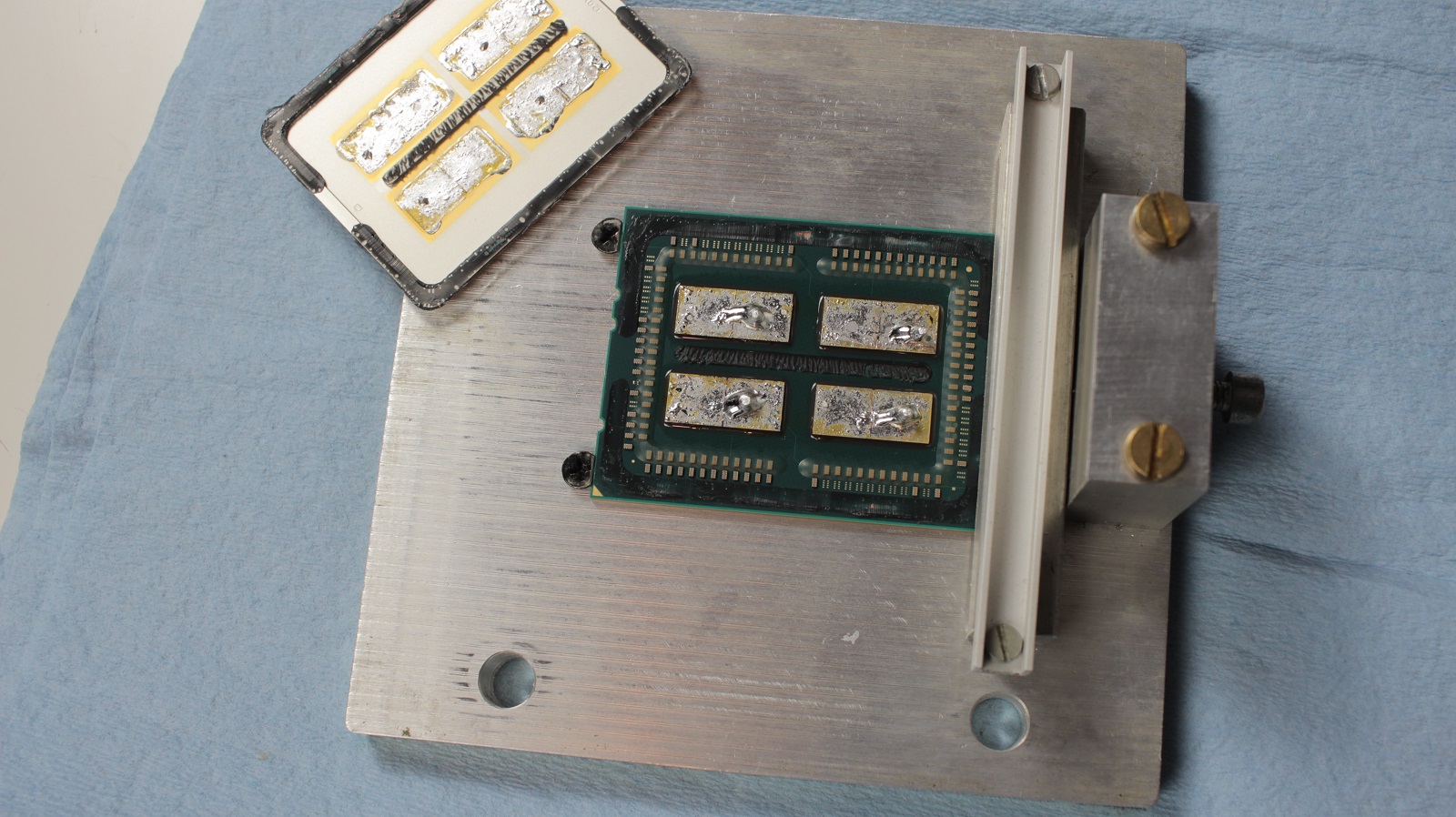 Immagine pubblicata in relazione al seguente contenuto: Una CPU AMD Ryzen Threadripper  stata de-lidded e de-packaged | Nome immagine: news27048_Ryzen-Threadripper-De-lidded-De-packged_1.jpg
