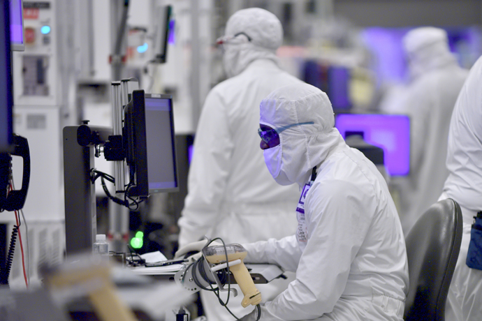 Immagine pubblicata in relazione al seguente contenuto: Intel mostra un wafer di processori Cannon Lake realizzato con il nodo a 10nm | Nome immagine: news27062_Intel-Technology-and-Manufacturing-Day_1.jpg