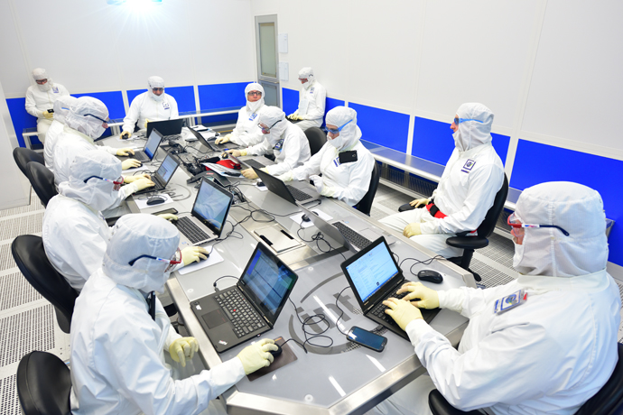 Immagine pubblicata in relazione al seguente contenuto: Intel mostra un wafer di processori Cannon Lake realizzato con il nodo a 10nm | Nome immagine: news27062_Intel-Technology-and-Manufacturing-Day_2.jpg