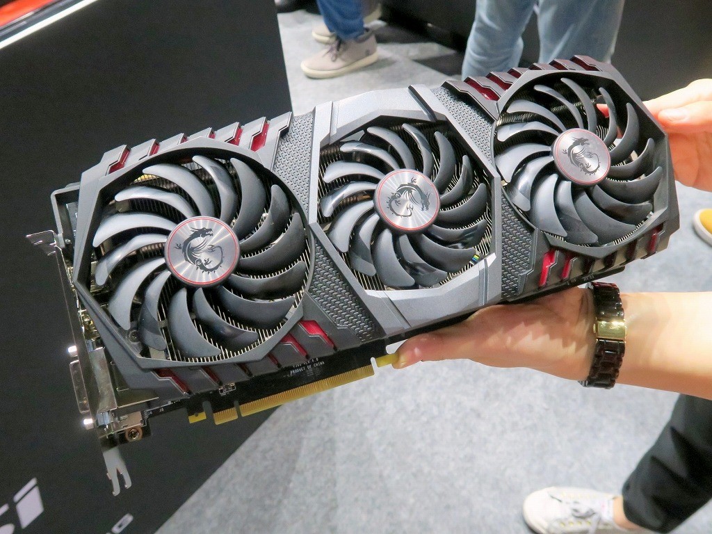 Immagine pubblicata in relazione al seguente contenuto: MSI mostra la video card non reference GeForce GTX 1080 Ti GAMING X TRIO | Nome immagine: news27078_GeForce-GTX-1080-Ti-GAMING-X-TRIO_1.jpg