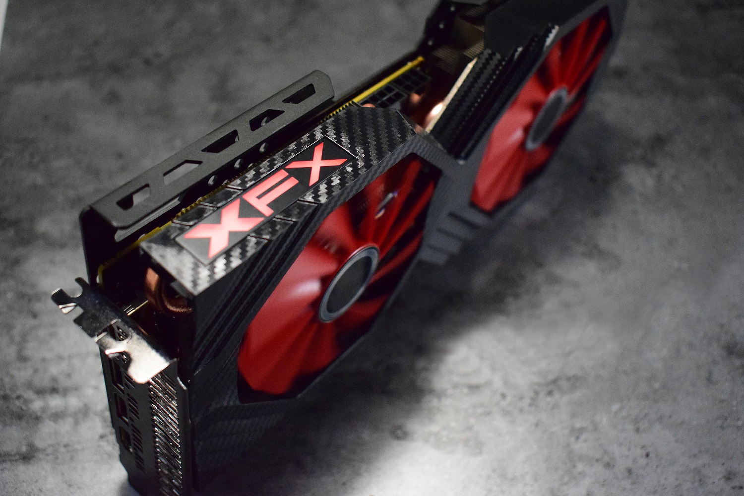 Immagine pubblicata in relazione al seguente contenuto: Foto di una video card Radeon RX Vega non reference realizzata da XFX | Nome immagine: news27314_XFX-Radeon-RX-Vega_1.jpg