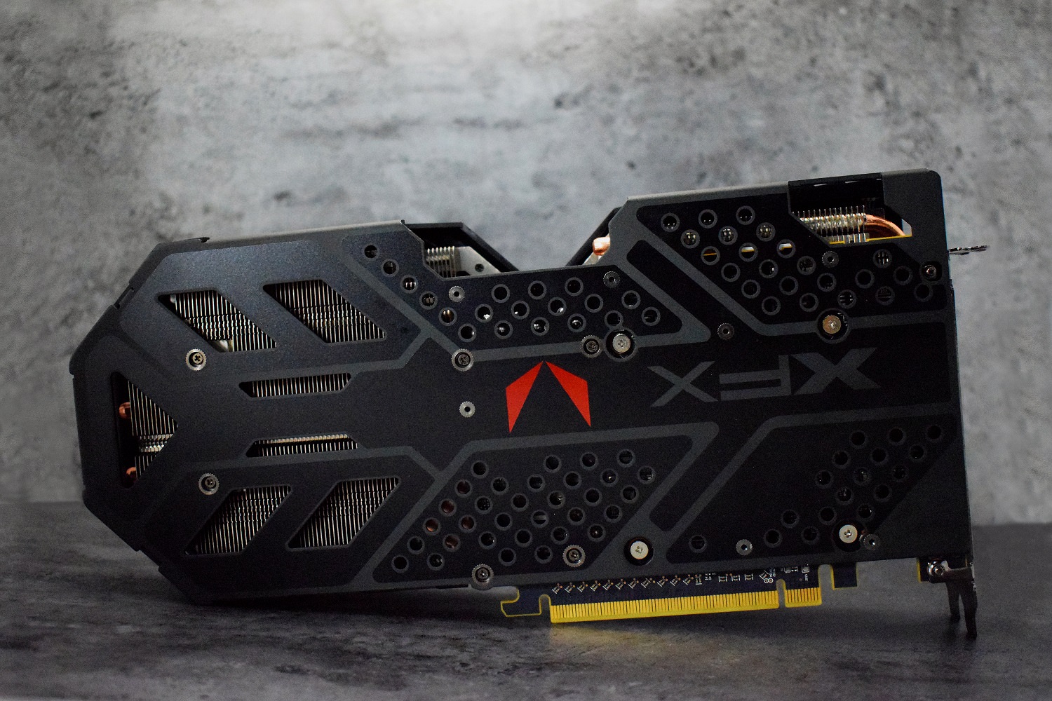 Immagine pubblicata in relazione al seguente contenuto: Foto di una video card Radeon RX Vega non reference realizzata da XFX | Nome immagine: news27314_XFX-Radeon-RX-Vega_2.jpg