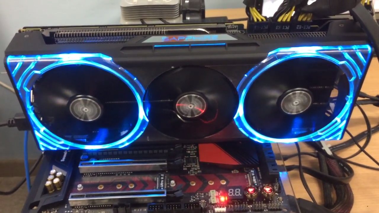 Immagine pubblicata in relazione al seguente contenuto: Foto della video card non reference SAPPHIRE Radeon RX Vega 64 NITRO | Nome immagine: news27367_SAPPHIRE-Radeon-RX-Vega-64-NITRO_1.jpg