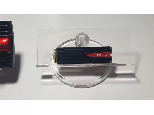 Immagine pubblicata in relazione al seguente contenuto: Plextor mostra in anteprima i velocissimi drive SSD NVMe della linea M9Pe | Nome immagine: news27607_Plextor-M9Pe_2.jpg