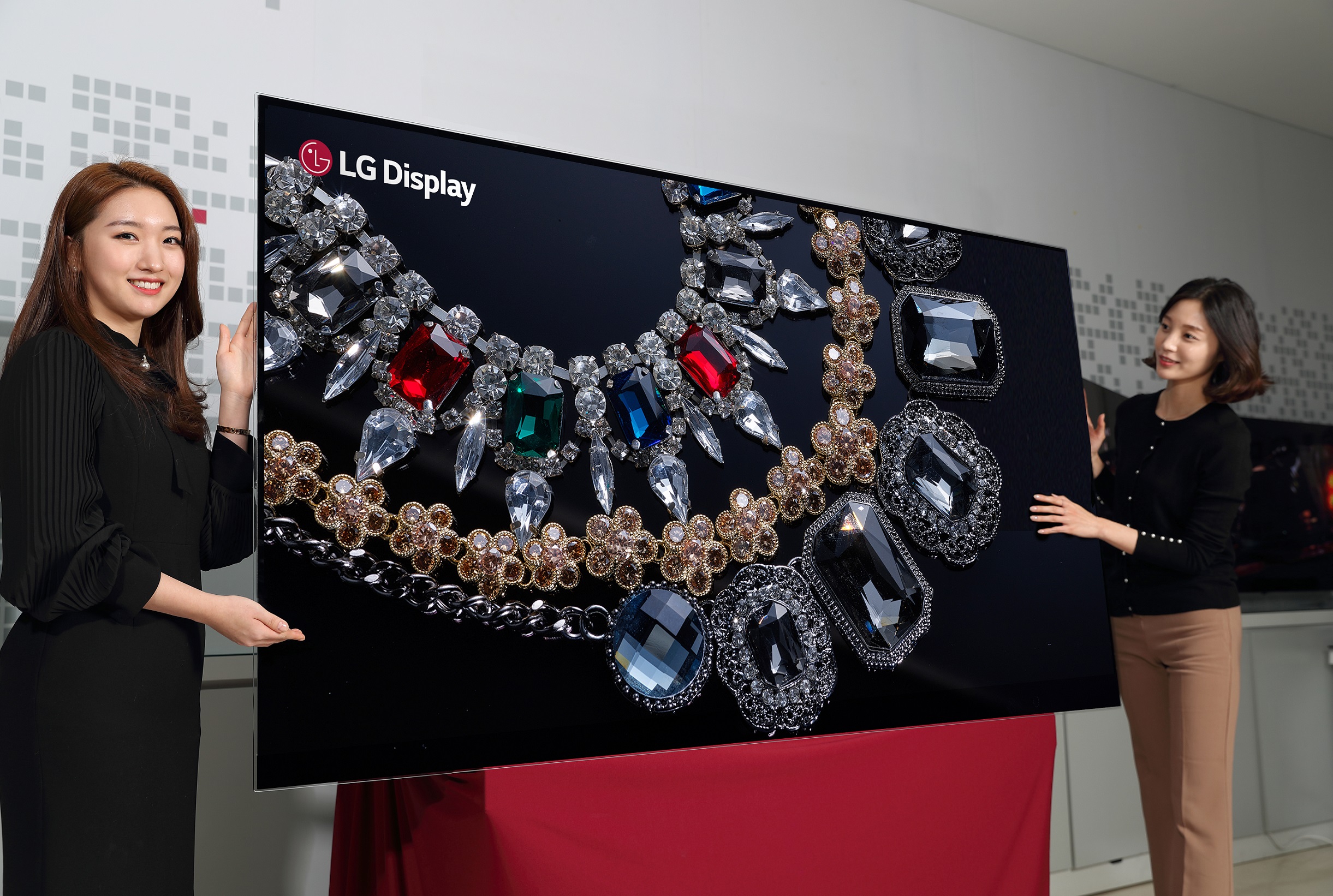 Immagine pubblicata in relazione al seguente contenuto: LG presenta il primo display OLED al mondo da 88-inch che lavora in 8K | Nome immagine: news27624_LG-Display-OLED-88-inch-8K_1.jpg