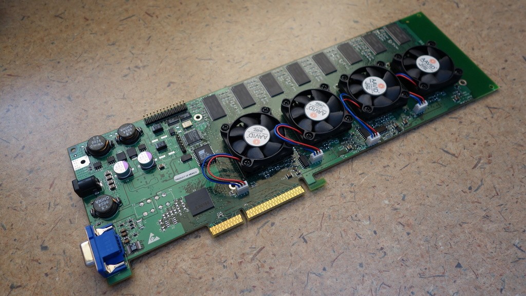 Immagine pubblicata in relazione al seguente contenuto: Photos of a video card 3dfx Voodoo5 6000 with its rare commercial box | Nome immagine: news27731_3dfx-Voodoo-5-6000_2.jpg