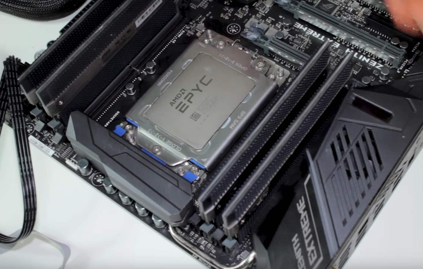 Immagine pubblicata in relazione al seguente contenuto: Un overclocker monta una CPU AMD EPYC su una mobo ASUS X399 Zenith Extreme | Nome immagine: news27784_AMD-Epyc-X399_1.jpg