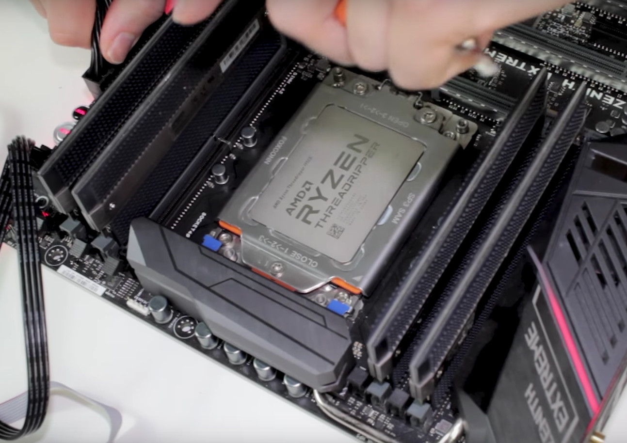 Immagine pubblicata in relazione al seguente contenuto: Un overclocker monta una CPU AMD EPYC su una mobo ASUS X399 Zenith Extreme | Nome immagine: news27784_AMD-Epyc-X399_2.jpg