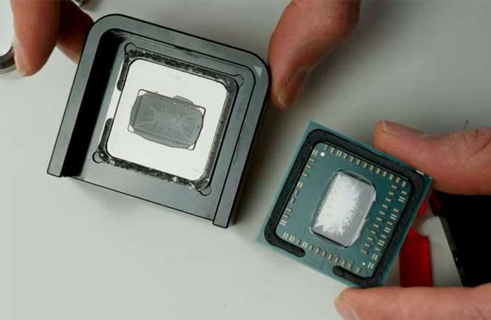 Immagine pubblicata in relazione al seguente contenuto: Una APU AMD Raven Ridge Ryzen 5 2400G delidded e overclocked | Nome immagine: news27881_AMD-Raven-Ridge-APU-Delidded_1.jpg