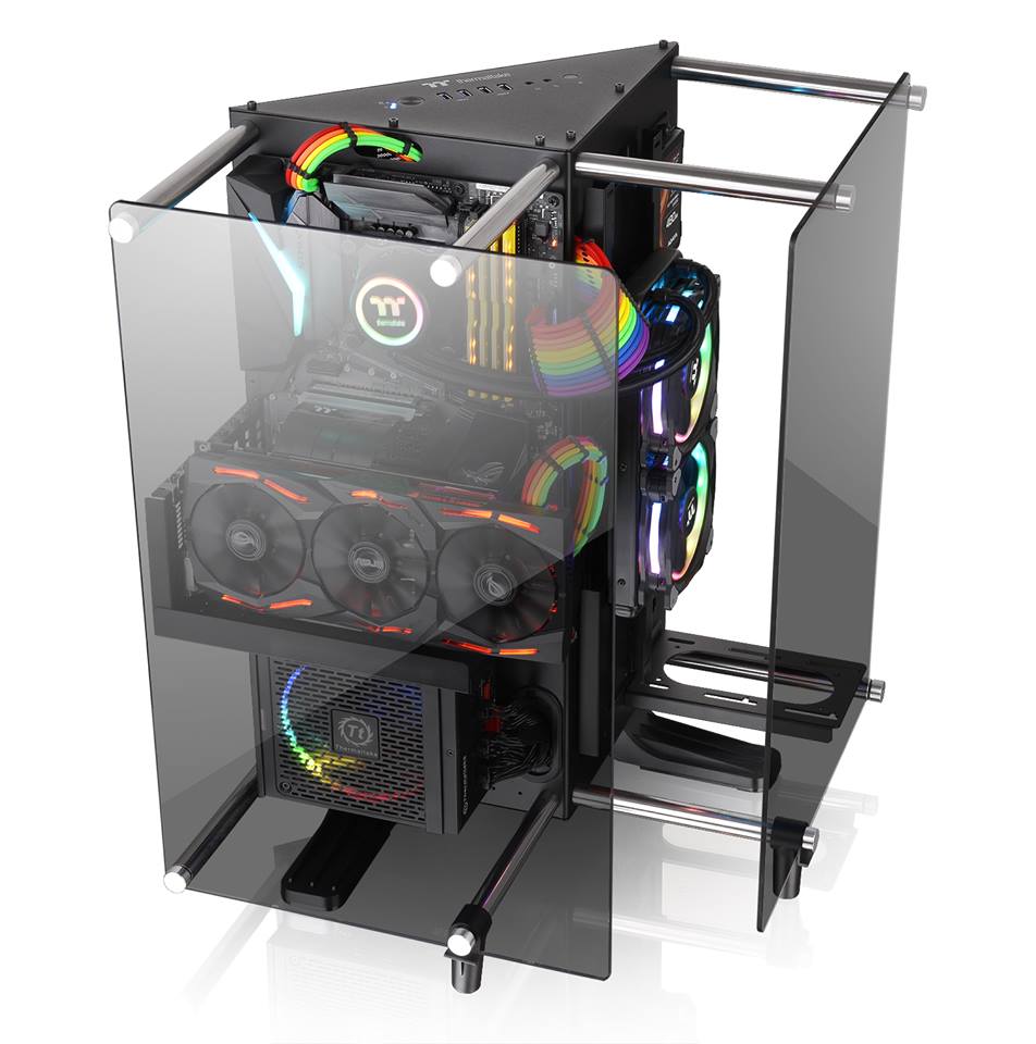 Immagine pubblicata in relazione al seguente contenuto: ASUS esibice un case atipico la cui estetica  decisamente votata al modding | Nome immagine: news27883_ASUS-ROG-Thermaltake-Setup_1.jpg