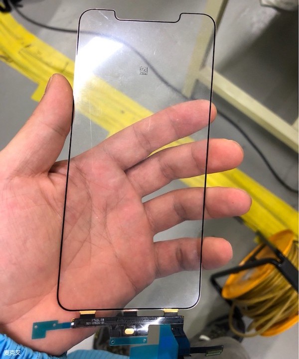 Immagine pubblicata in relazione al seguente contenuto: Foto leaked mostrano il display e il digitizer dell'iPhone X Plus di Apple | Nome immagine: news27918_Apple-iPhone-X-Plus-Digitizer-Display_1.jpg