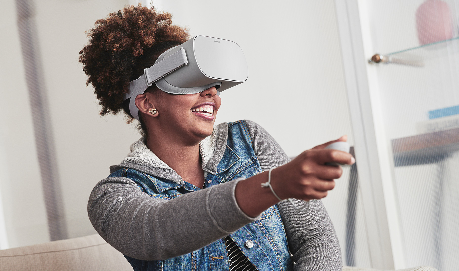 Immagine pubblicata in relazione al seguente contenuto: Il lancio di Oculus Go  stato rimandato alla Facebook Developer Conference | Nome immagine: news28030_Headset-VR-Facebook-Oculus-Go_2.jpg